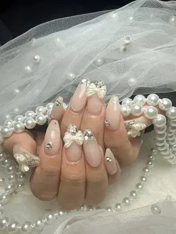 【ジェルネイルオフ無料】ワンホンデザインキラキラネイル(ベース自由、ストーンつけ放題、大きなパーツ有料)画像可能