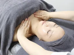 【満足度◎】小顔&たるみ★【美容液導入+小顔リンパケア】