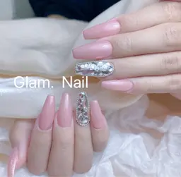 ワンカラー＋ストーン埋め尽くし＆大きいパーツ2本「オフィスネイル」