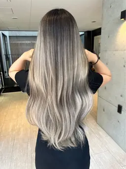 《グラデーションカラー🎀》（ブリーチ＋オンカラー）トリートメント付き🫧🪞巻いても結んでも可愛いデザインカラー🎵