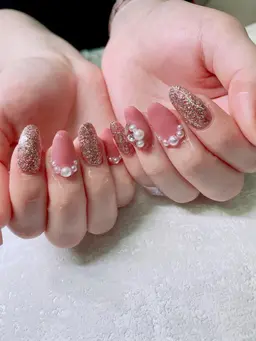 画像持ち込み🆗ジェルネイルやり放題💅コース。１カラーかグラデーションにアートになり、特殊パーツ、3Dアートなどは別途