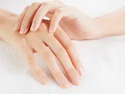 【美爪キープハンドケア】深爪矯正・自爪育成を卒業した後の定期的なお手入れに💅爪強化剤を塗布してお仕上げ✨