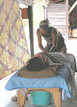 油圧指圧マッサージ  

     （足湯➕油圧マッサージ）

オイルを使い リンパや経絡を刺激しながら 流していきます