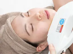 お肌悩みに合わせた特殊な光を照射💡光フェイシャルフルコース☆ 105分