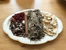 「漢方よもぎ蒸し45分￥3800」構成:よもぎ、香附、呉茱萸、シナモン、生姜。効能:子宮温めて月経整え、痛みも和らげ。