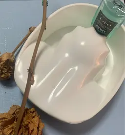 ハンドネイルウォーターケア　甘皮をお湯でふやかしで甘皮を押し上げていきます。お手元きれいに致します。