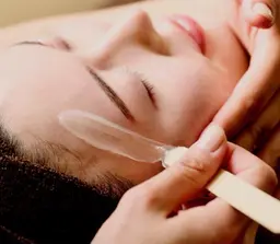 フェイスワックス🫧古い角質と、産毛を取り去り艶肌に✨✨