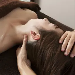 ネックオイルコース✨✨首肩の凝りでお悩みの貴女、是非いらしてください😊20分3,300円