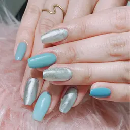 自爪ネイルワンカラー＋簡単アート2本.4500円、自爪5mm以上なら降らす300円、リピア2本無料です