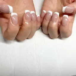 オフ有限定（ストーンパーツ2本以上付いてるロングネイルの方）ハンド　フレンチネイル　※シアカラー不可