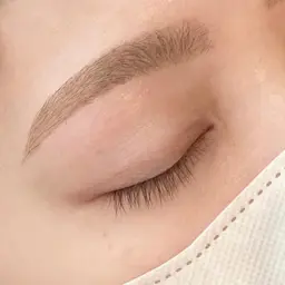 アイブロウスタイリング （眉毛ワックス、間引き、メイク込み）(3​〜​4週間は自己処理せずにご来店ください)