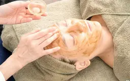 艶肌！！漢方ハーブピーリング🌿ニキビ、ニキビ跡、毛穴、シミ、くすみ、、気になる肌トラブルに対応する凄技！