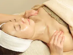 高周波フェイシャルすっきり小顔&ローズパックで潤い美肌✨🌹デコルテマッサージ付