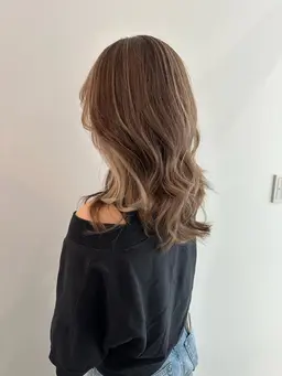 【大人可愛い🤍】カット+ハイライトカラー🥂✨巻きが映える艶と立体感！(ケアブリーチ使用/ロング料金あり)