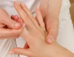 【癒しのハンドリフレ】ハンドマッサージ＋ハンドエッセンスでお仕上げ