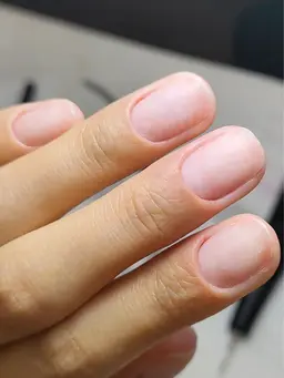 甘皮ケア、お爪の形の整え、お爪の表面をキレイに整えます! お仕事でネイルできないけどキレイにしたい方 オススメ◎