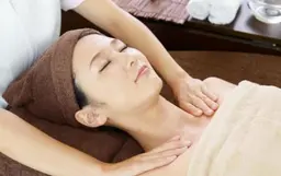 デコルテ首肩30分✨肩、首、頭がお疲れの方に🌿ドライヘッドスパ付き　肩こりスッキリ疲労回復✨