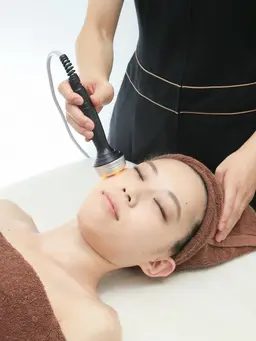 【🌿人気No. 1・小顔フェイシャル60分🌿】たるみ・むくみ改善♪引き上がる！スッキリフェイスラインへ★