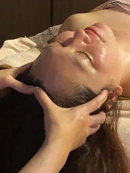 360°熟睡ヘッドスパ付➕上半身アロママッサージ【アロマフットバス付】お茶カウンセリング込み140分