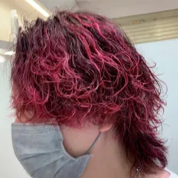 ブリーチもしくは最新のライトニングシステムで明るくして、その上からあざやかな色を乗せるダブルカラー