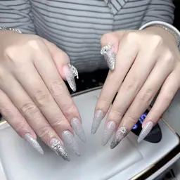 チップネイル、ラメカラー、グリッター仕上げ、ストーンアート、チャーム