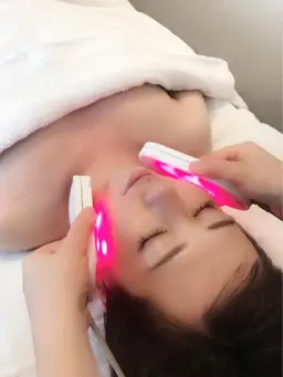 ✨光小顔・リフトアップフェイシャル✨（デコルテ・首・肩甲骨 マッサージ付き）＜80分＞￥14,300⇒ ¥12,000