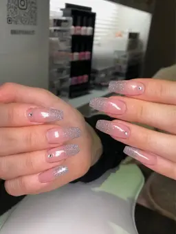 長さだし5mmまで‼️パーツ&シール6個までプレゼント🩷 (もしくはキラキラグラデーション&キラキラフレンチ💎✨)