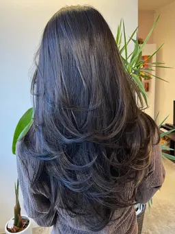 【毛先の重たさと動き・ボリュームがしっかり出るのが特徴的】レイヤーカット➕カラー➕Aujuaトリートメント