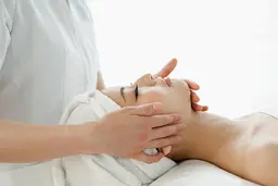 【小顔フェイシャル】＋毛穴洗浄/ヒト幹細胞コスメ使用/スカルプ/デコルテ/高品質アロマ/60分