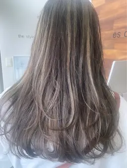 【💎立体感・お白髪ぼかしにも大人気💘】全体ハイライト（ブリーチカラー）➕オンカラー➕クイックトリートメント