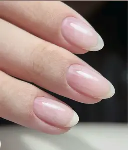 透明なジェルでクリアネイル