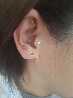 【リフトアップ・眼精疲労】ドライヘッドスパ+耳ツボジュエリー両耳で10粒