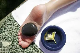 【美脚スッキリ】60分　漢方足湯+足ツボ+下半身リンパ温石流し