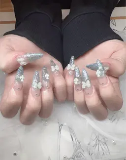 【チップ長さだし】ワンカラー&ラメグラ+ストーン or リボン2個 ¥7980。 初回ジェルオフ無料