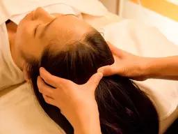 【ヘッドスパ30分温め付】眼精疲労やリフト効果、に着目したヘッドマッサージ。睡眠の質高めます。