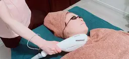 光フェイシャル✨光とラジオ波の同時照射で奇跡のリフトアップと美白が実現！引き締め効果のあるジェルでイオン導入も可能！