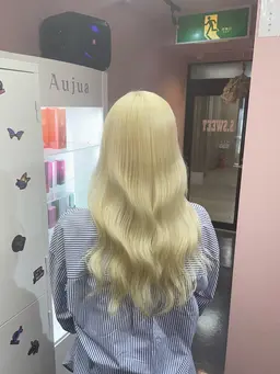 🩵2番人気🩵一気に明るくハイトーンに✨️ホワイトブリーチ×2回＋フルカラー 黒染めの方もこちらのメニュー❗️