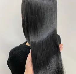 💙🤍黒染めは嫌だけど暗くしたい🤍💙カット+ブルーブラックカラー+前処理ケア剤