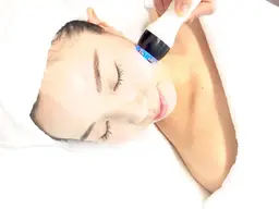 目指せツヤ肌たるみ毛穴ケア★小顔コルギ&ハイパーナイフデコルテ首肩ドライヘッドスパ美肌パック付90分10000円