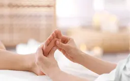 「台湾式足裏・リフレ45分￥4500」むくみや冷え、立ち仕事で疲れた脚へ！足裏のツボをグイグイ刺激して、血行アップ!