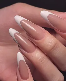 フレンチネイル(French Nail)定番で上品なフレンチデザイン。