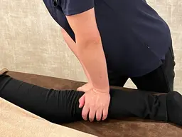 【リラクゼーションフットマッサージ】ふくらはぎ・足裏ほぐし 30分