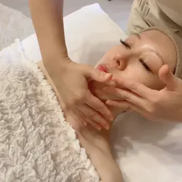 ヒト幹細胞小顔フェイシャル🔶60分　フェイシャル、デコルテマッサージがしっかり入った極上フェイシャル✨