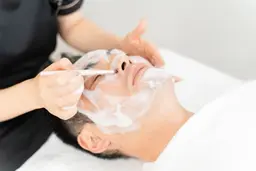 【男性用メニュー】痛み少なめでも効果抜群！『ヒゲ脱毛＋美容液パック』