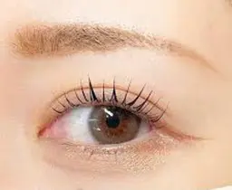 大人気！【パリジェンヌラッシュリフト♡】トリートメント＆コーティング仕上げ付き。パーマのもちが好評です。