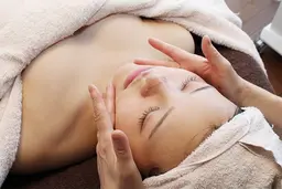 フォト光フェイシャル☆特殊な光を照射することで気になるシミを薄くしていくことができます！！