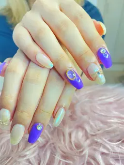 パールミラーネイル＋ストーン6本です。