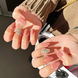 ワンカラーに埋めつくしorビジュー盛り2本💅