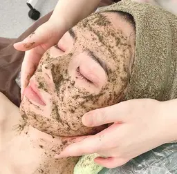 💞１８歳​〜​２２歳限定💞美肌ハーブトリートメント🌿毛穴ケア・肌荒れ・ニキビ痕、様々なお悩みに対応！小顔効果も✨