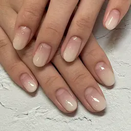 2/22(日)11時​〜​オフあり白グラデーション(ウォーターケア付き)120分💅🏻@ネイルスクールtricia表参道